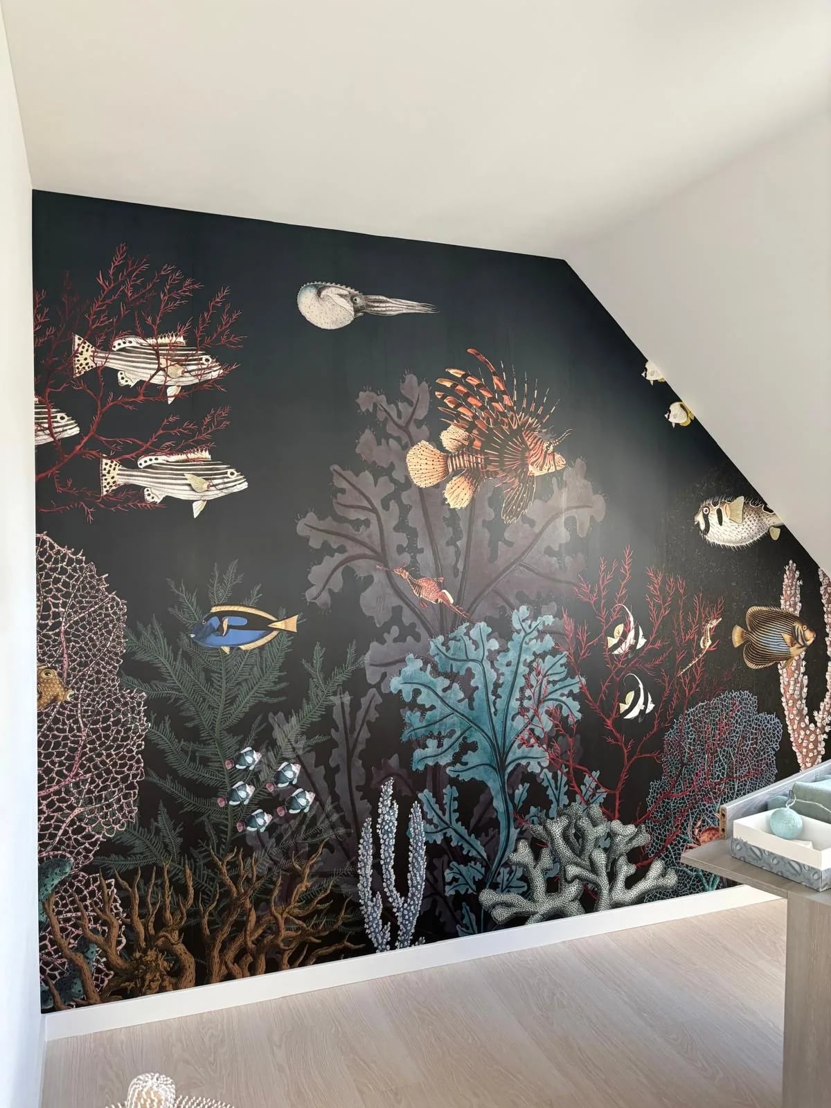 Cage d'escalier avec papier peint et peinture