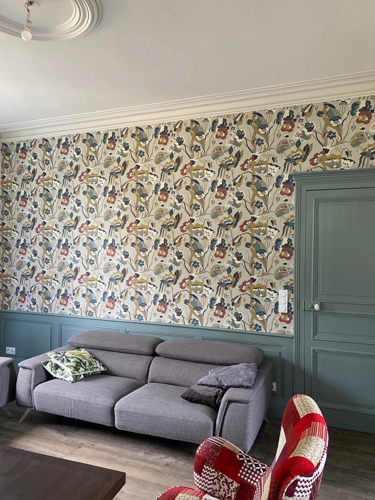 Salon avec papier peint d'éditeur et boiseries peintes