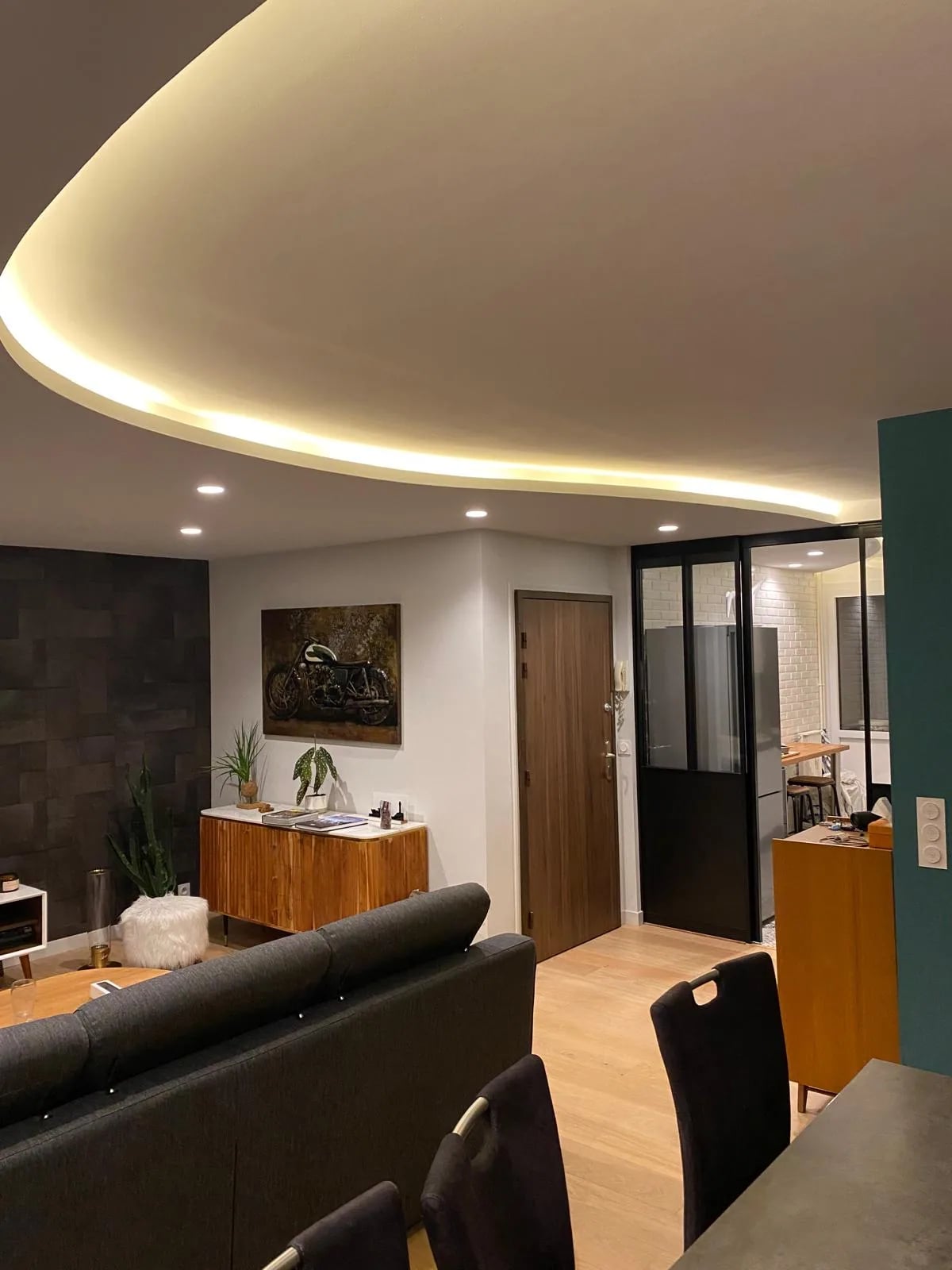 Séjour rénové : peinture, faux-plafond lumineux et verrière