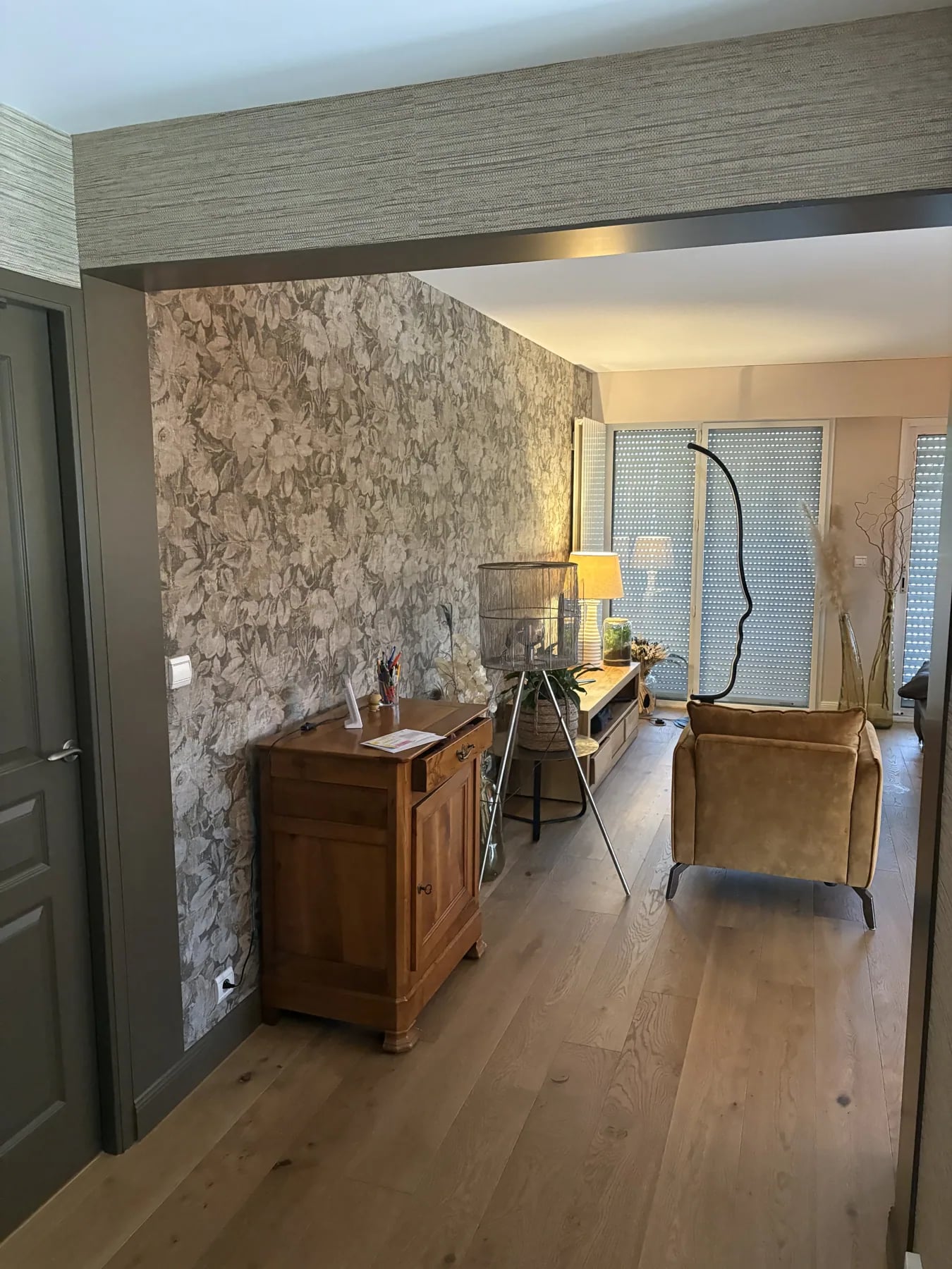 Séjour contemporain avec revêtement mural texturé